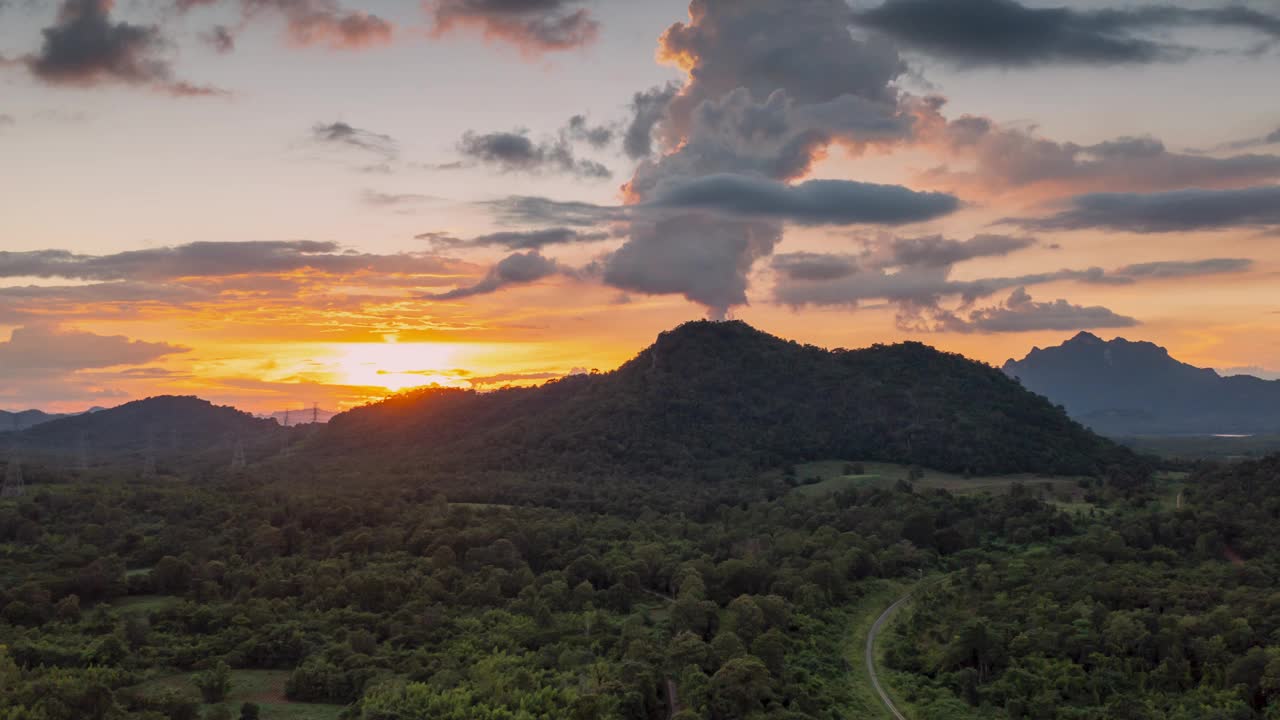 超缩视频(4K)，美丽的鸟瞰图，一座山与阳光闪耀金色，Baan Pang Puai, Mae Moh，南邦，泰国。视频素材