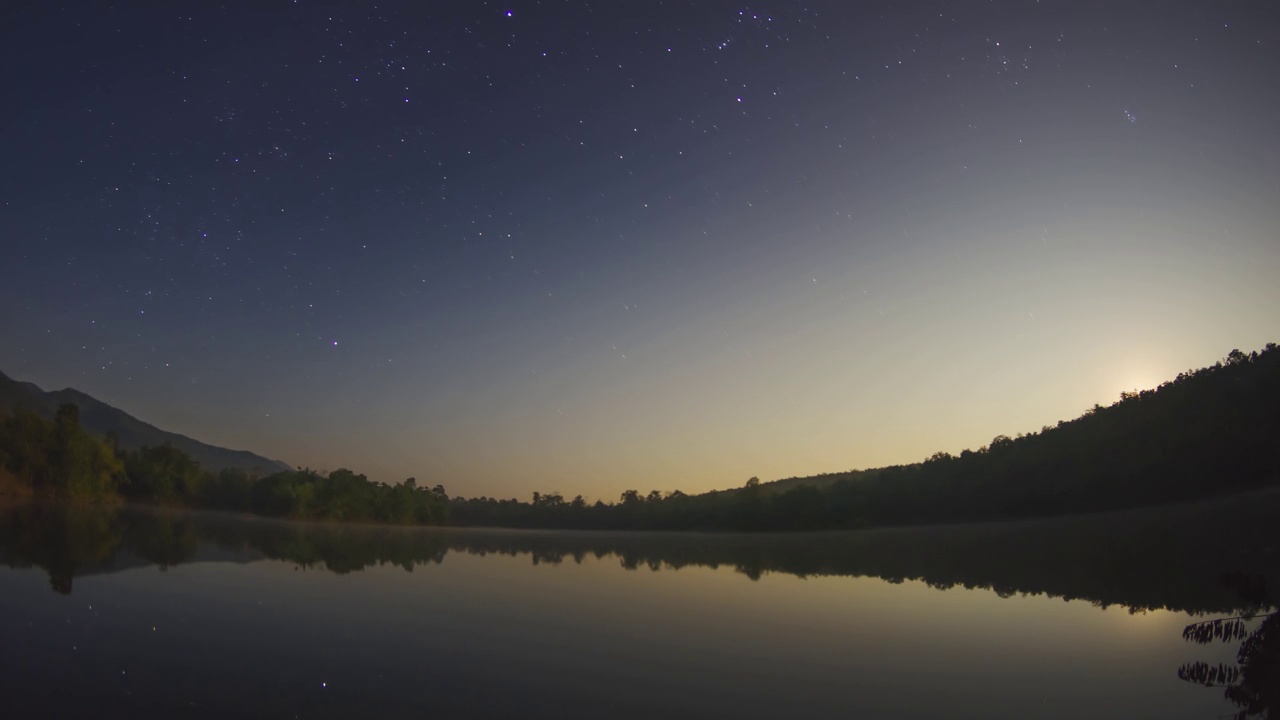 4K延时动画视频和夜晚的湖与美丽的星迹和流星雨，宇宙空间尘埃长光速在湖泊和山脉，湄茂，南邦，泰国视频素材