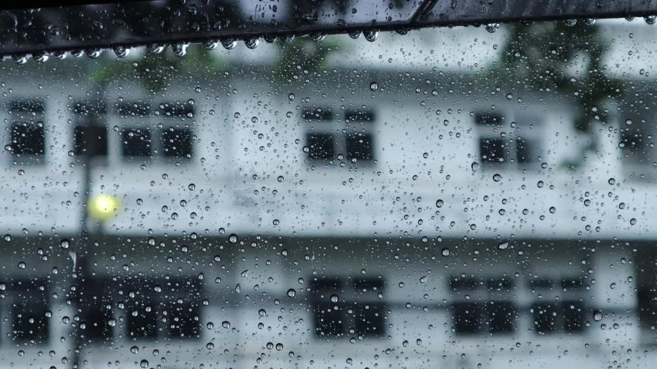 雨滴落在车窗上视频素材