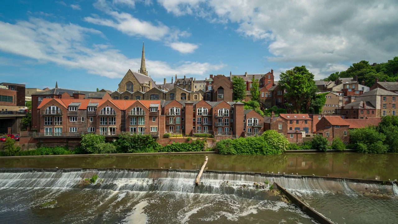 Panoramic scene of Durham and River Wear with clouds and blue sky in North East England, UK- 4k time lapse视频素材