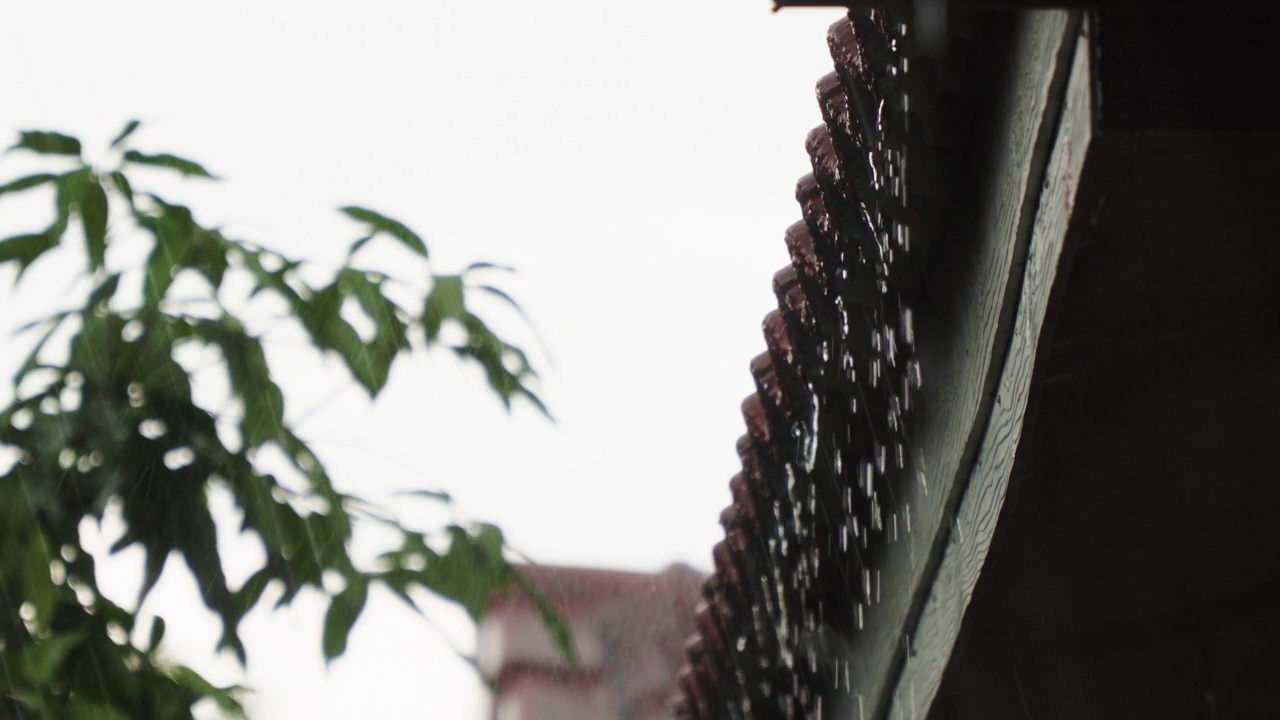 雨水从屋顶上落下视频素材