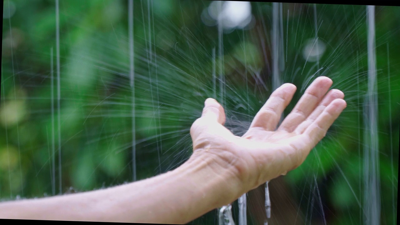 男子用手触摸屋顶上的雨水视频素材