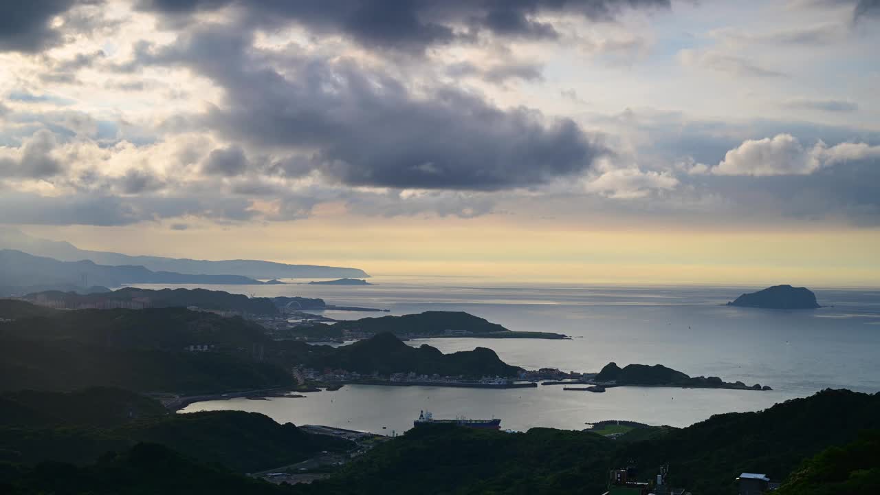 一个四面环山和大海的村庄。蓝天和五彩缤纷的动态云。视频素材