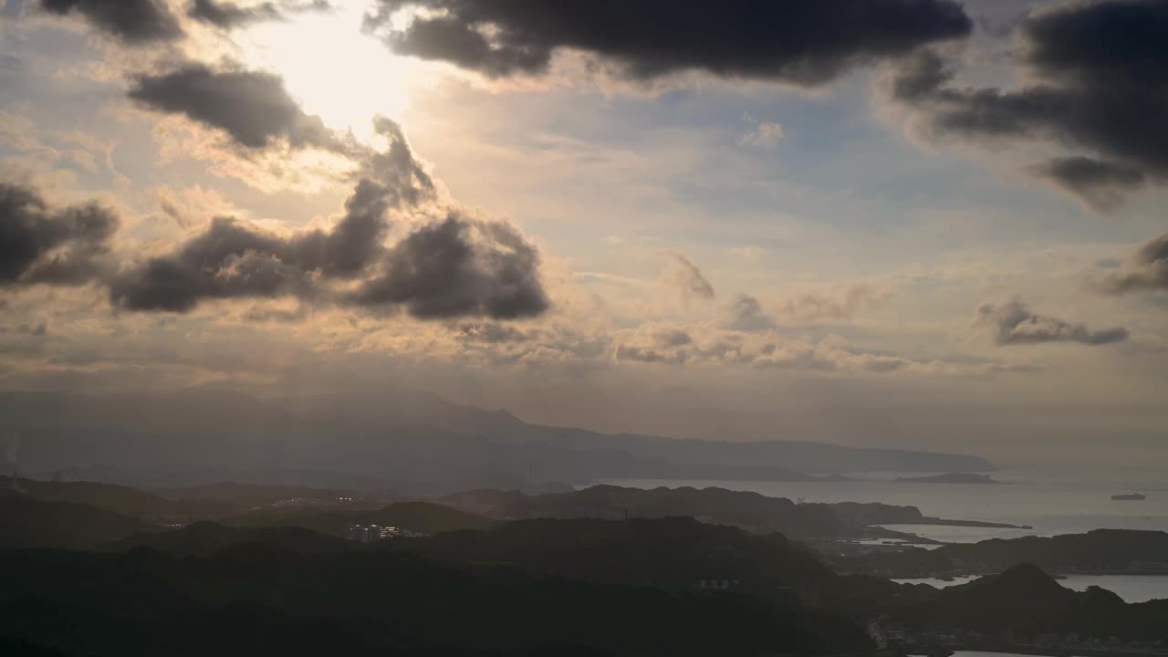 一个四面环山和大海的村庄。蓝天和五彩缤纷的动态云。视频素材