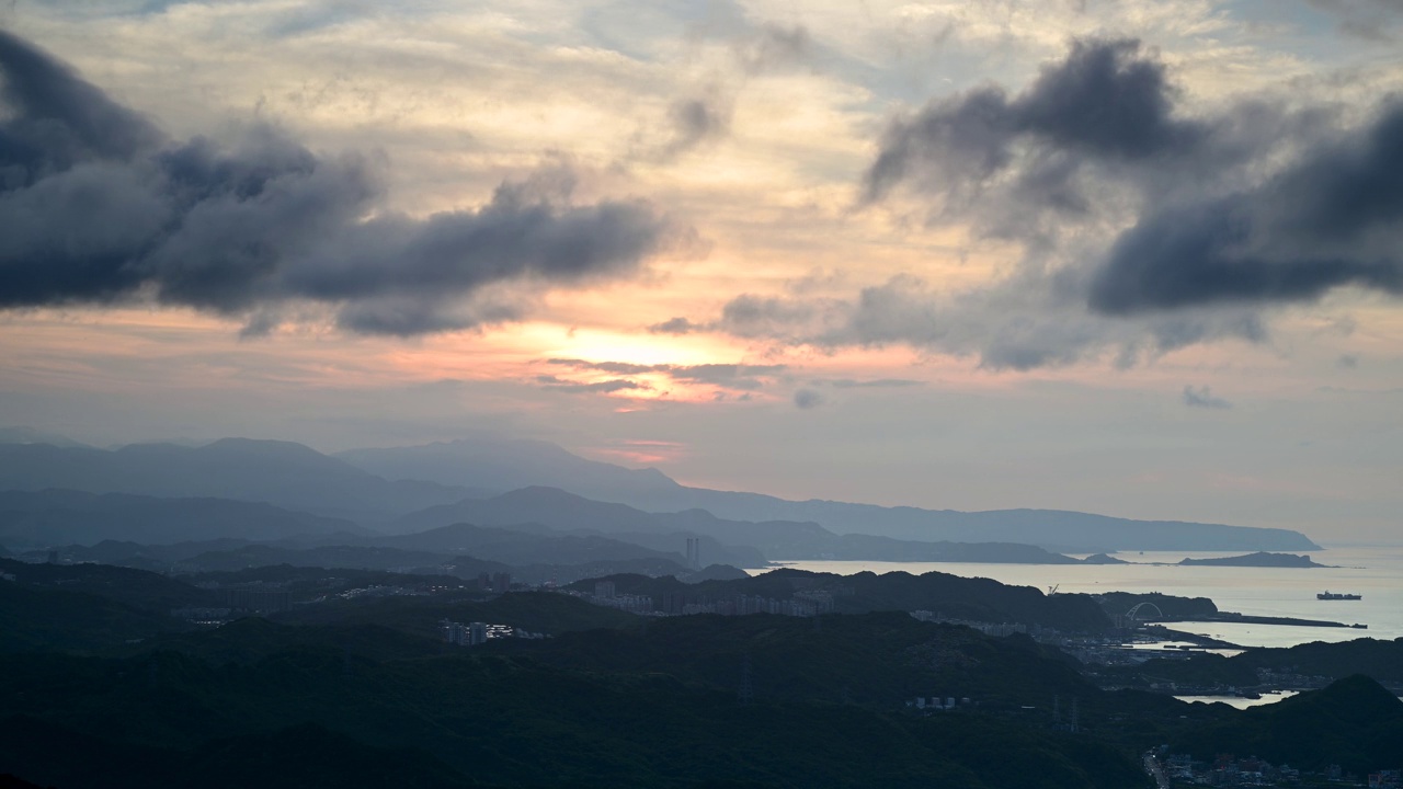 一个四面环山和大海的村庄。蓝天和五彩缤纷的动态云。视频素材