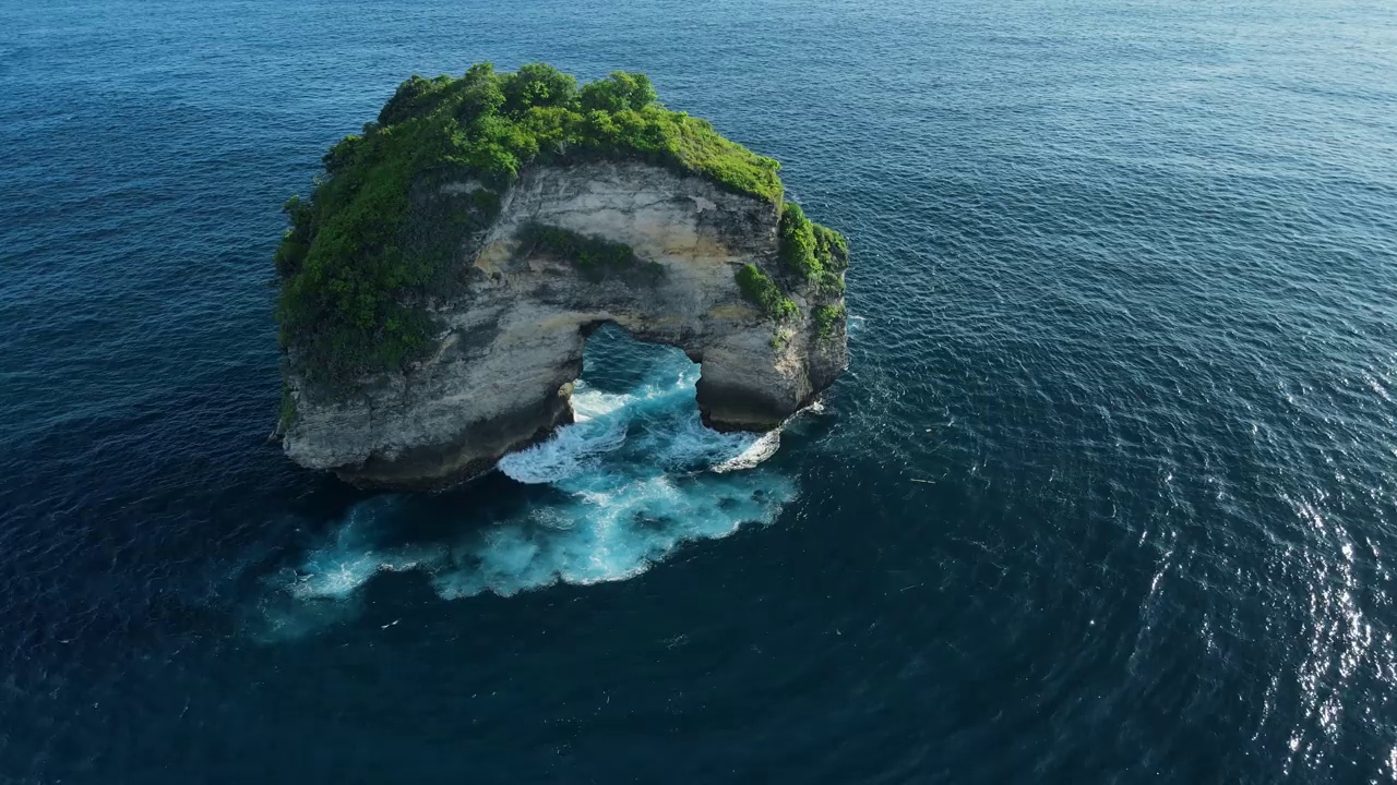 努沙佩尼达岛附近的蓝色海洋中有风景优美的拱形岩石。鸟瞰图视频素材