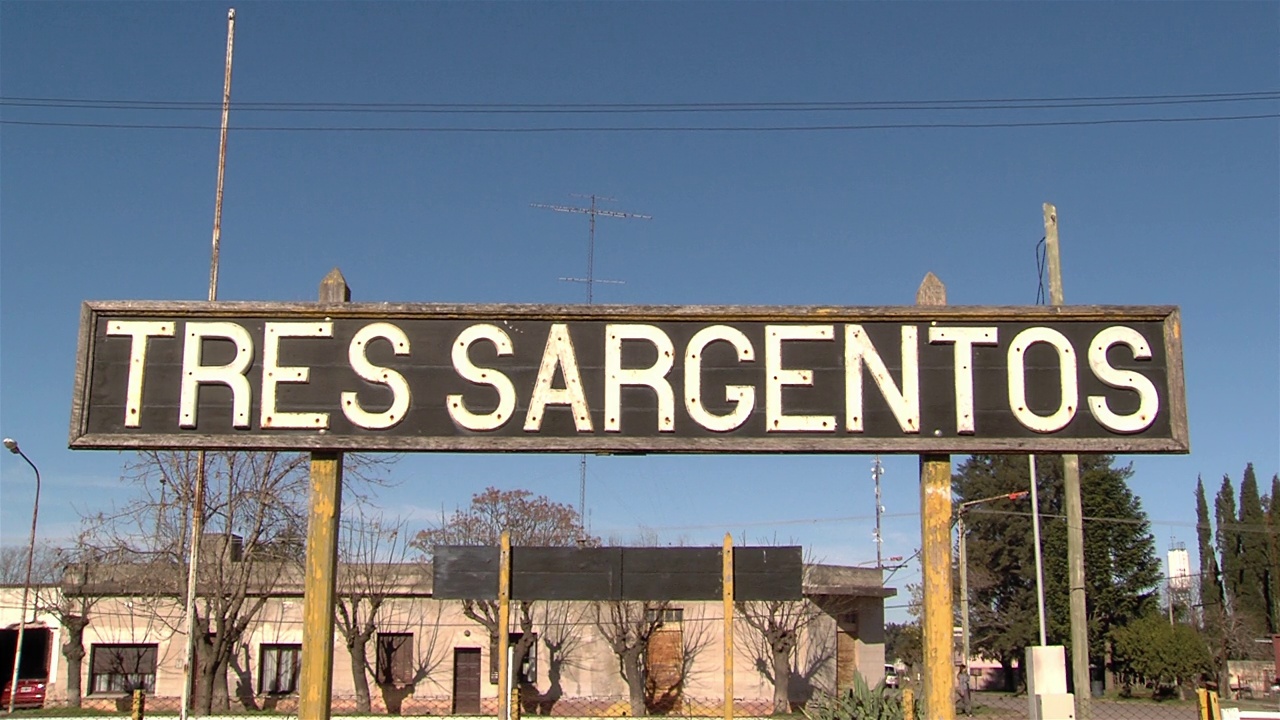 阿根廷布宜诺斯艾利斯省Carmen de Areco Partido的Tres Sargentos火车站标志。视频素材