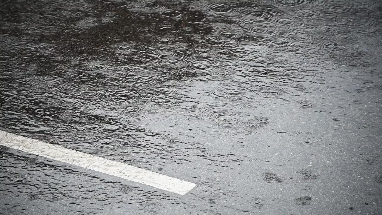 雨淋在沥青上视频素材