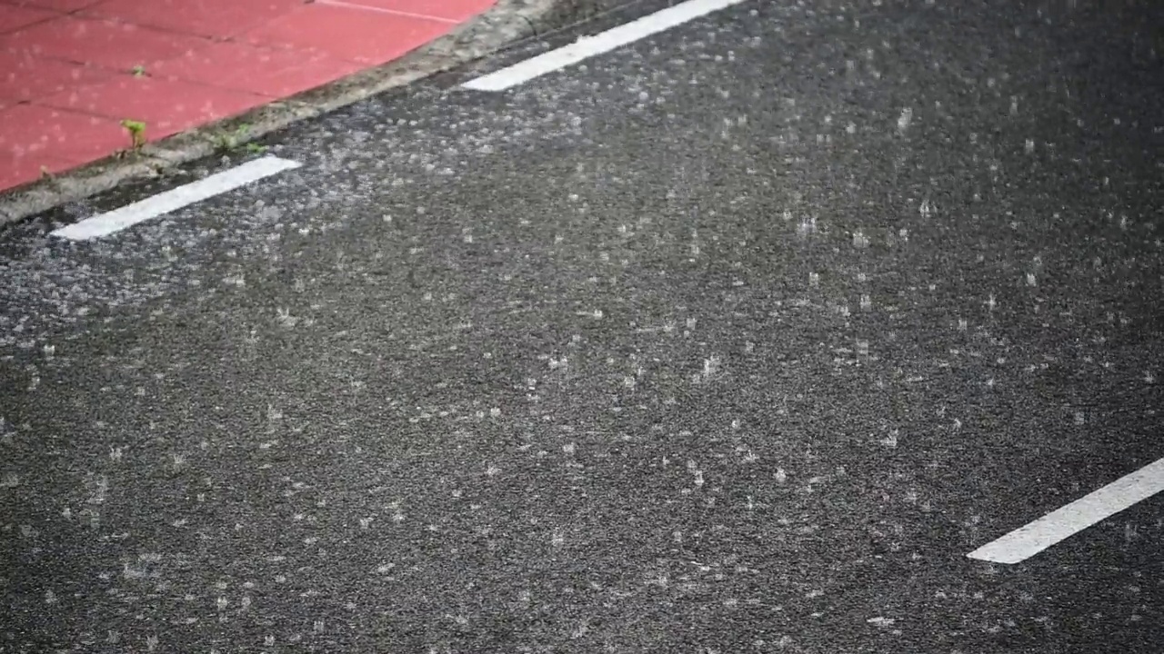 雨淋在沥青上视频素材