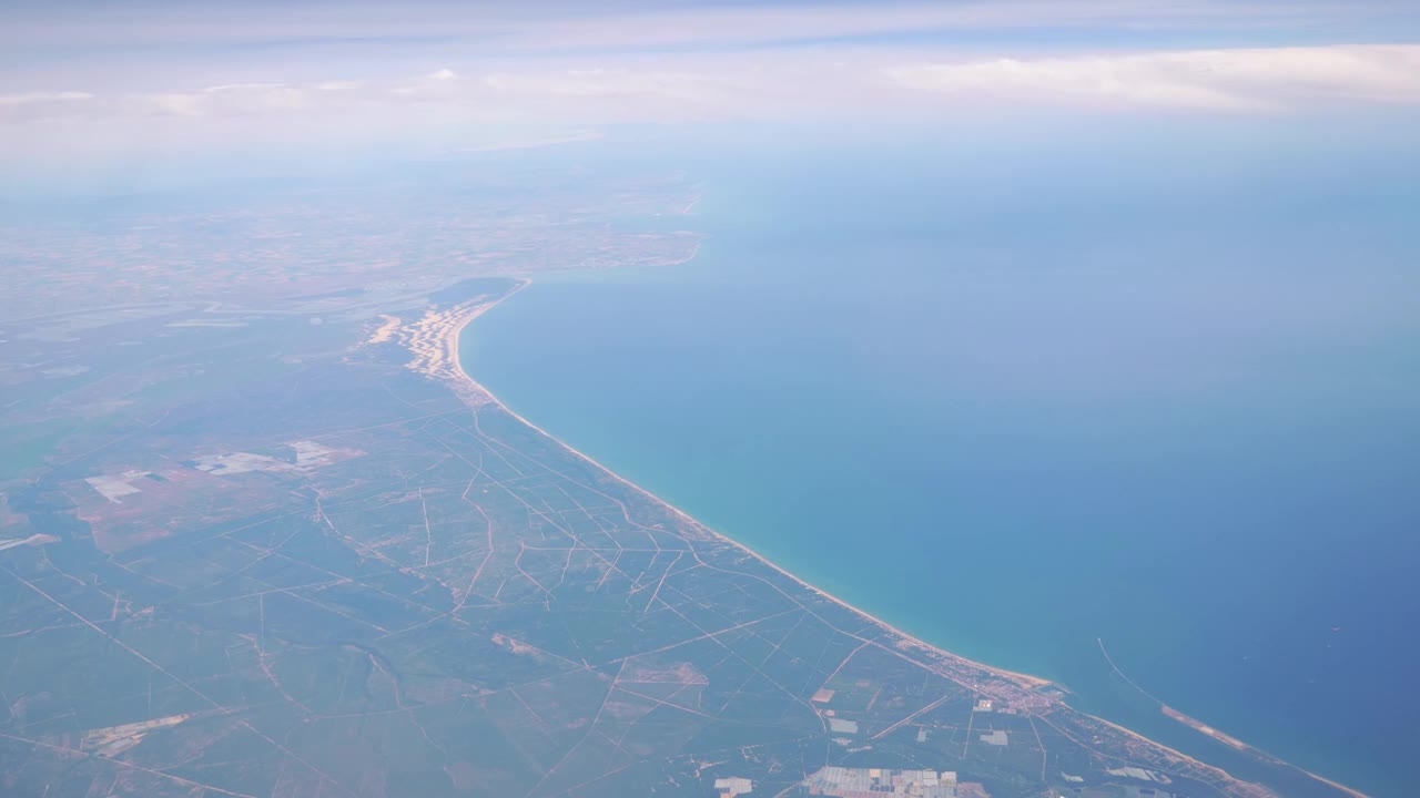 从西班牙和波光粼粼的大海上空飞行的惊人鸟瞰图在4k视频素材