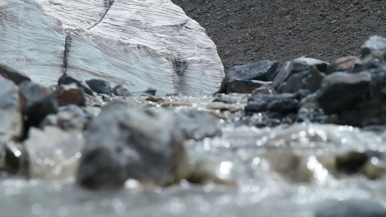 溪流中的流水/秘鲁库斯科视频素材