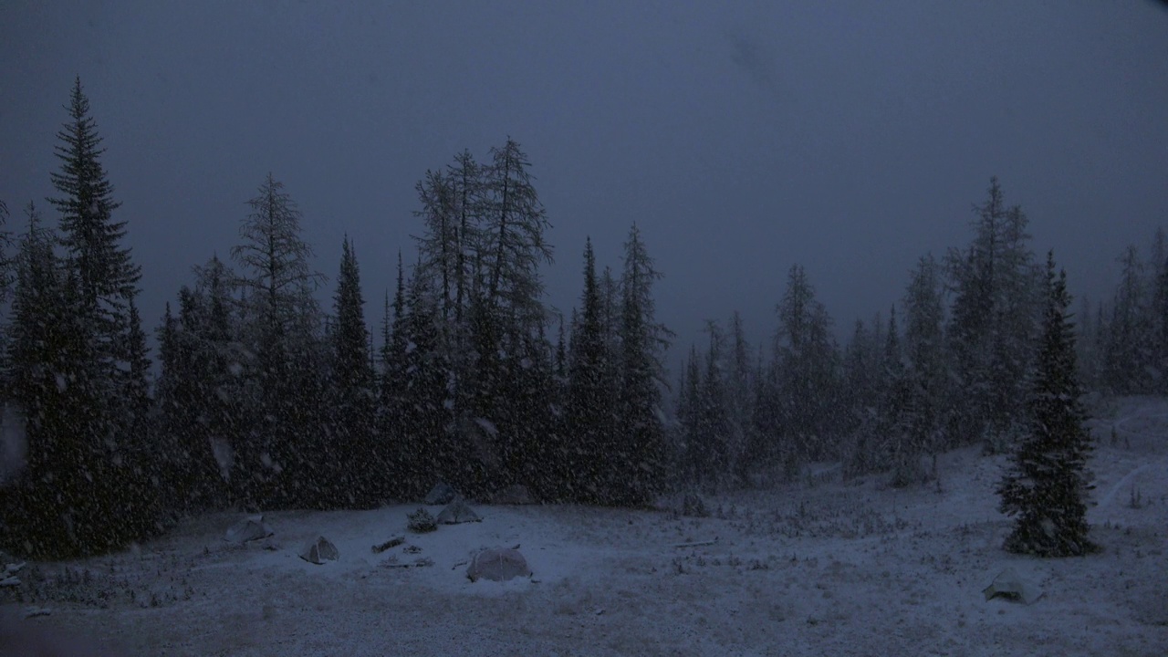 美国俄勒冈州，山上的帐篷被大雪覆盖视频素材