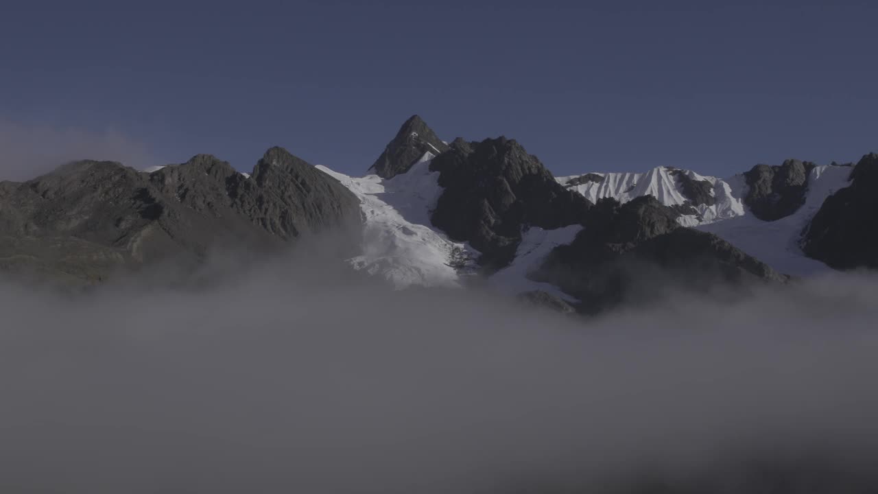 云后的雪山/秘鲁库斯科视频素材