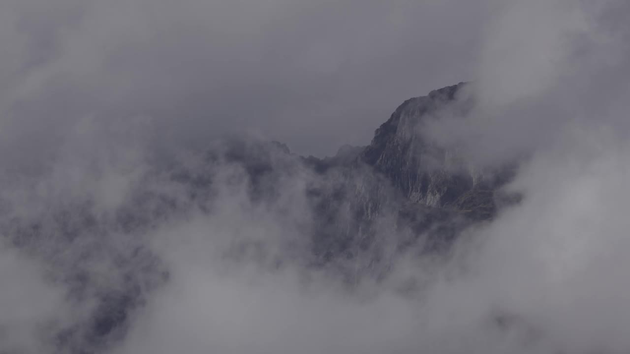 透过云层可见的山/库斯科，秘鲁视频素材