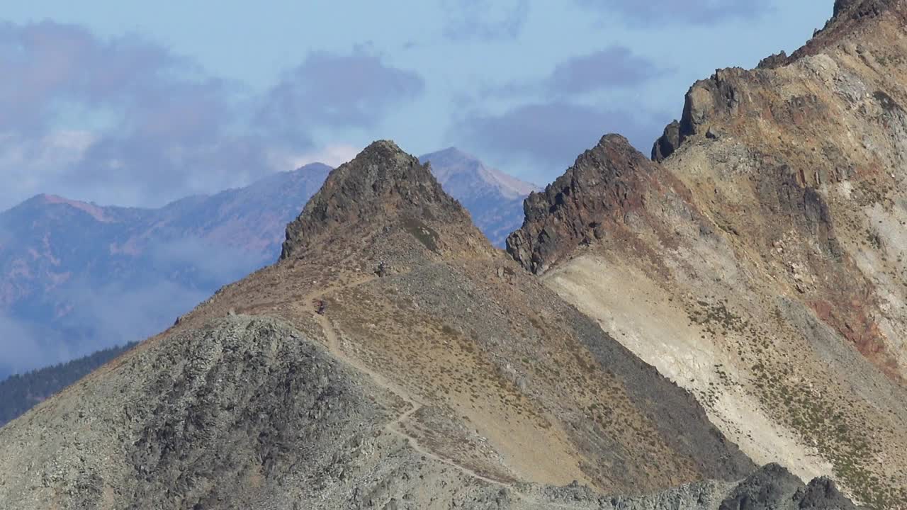 人们穿过陡峭的山坡/加州，美国视频素材