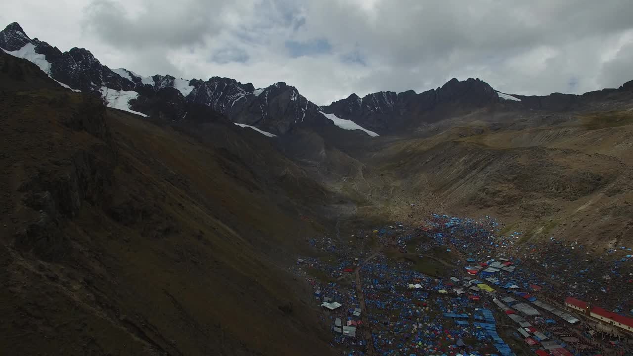 村庄穿过Kolkepunku山/库斯科，秘鲁视频素材