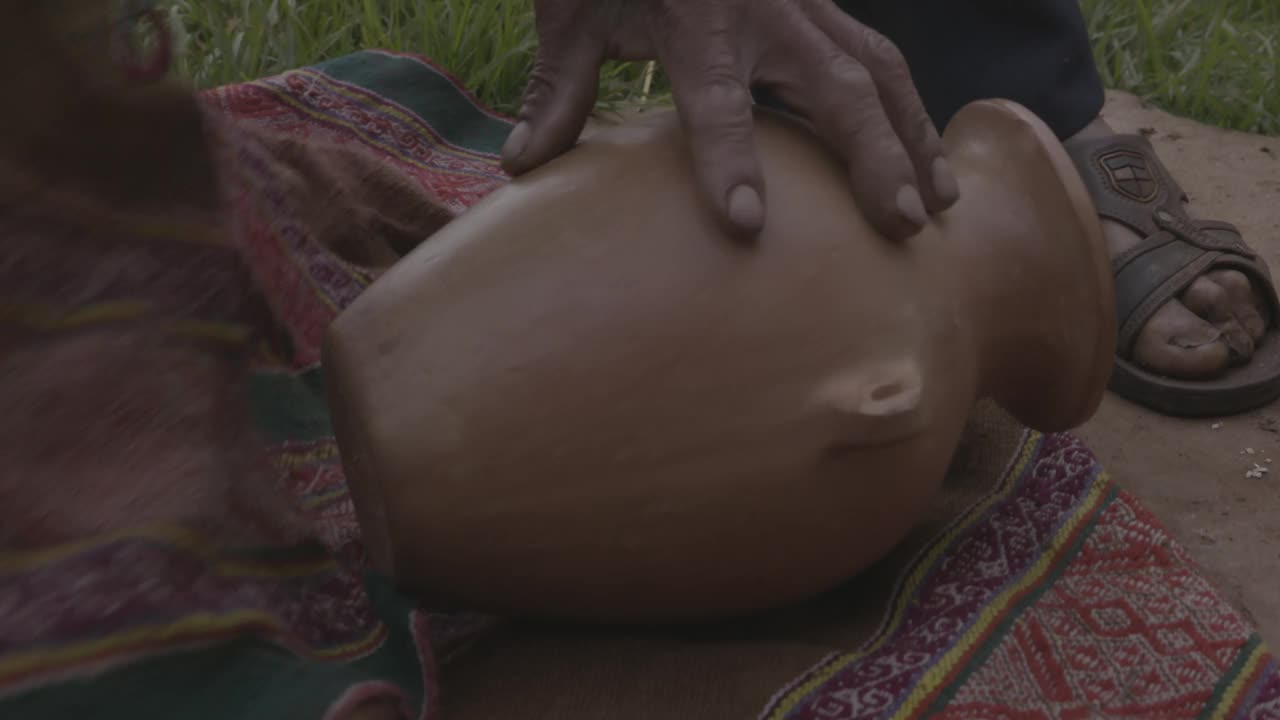 用布盖住陶器水瓶/秘鲁库斯科视频素材