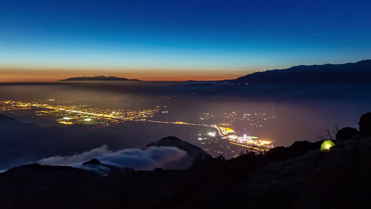 从山顶俯瞰城市夜景/美国加州视频素材