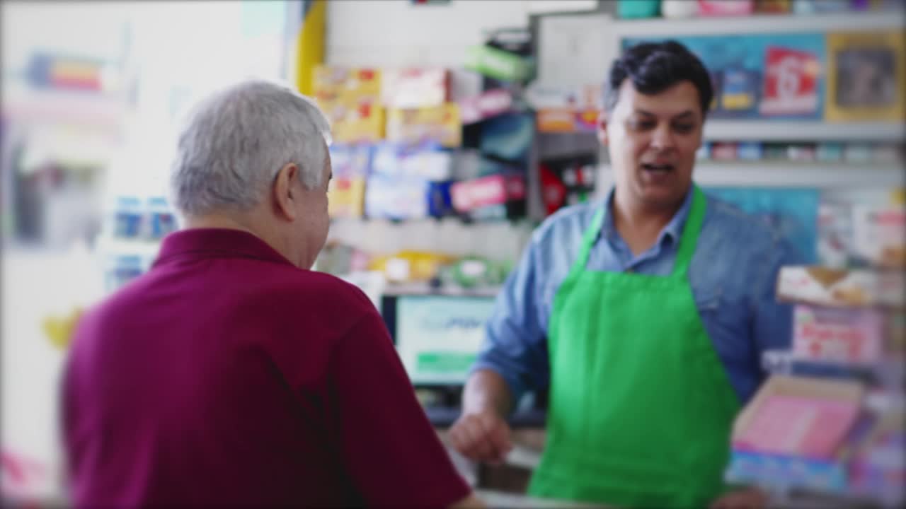 支持老年顾客在杂货店购买商品，与收银员互动，老年人在熟食店选择商品，当地小企业视频素材