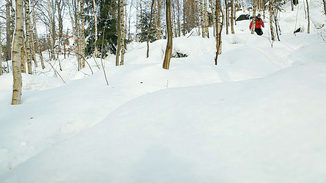 人在山上的雪地上奔跑视频素材