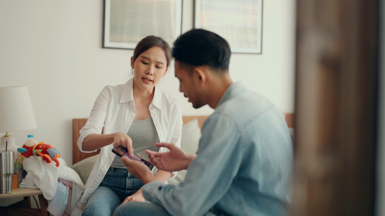 情感冲突和背叛:解开一个年轻的亚洲夫妇在爱的麻烦视频素材