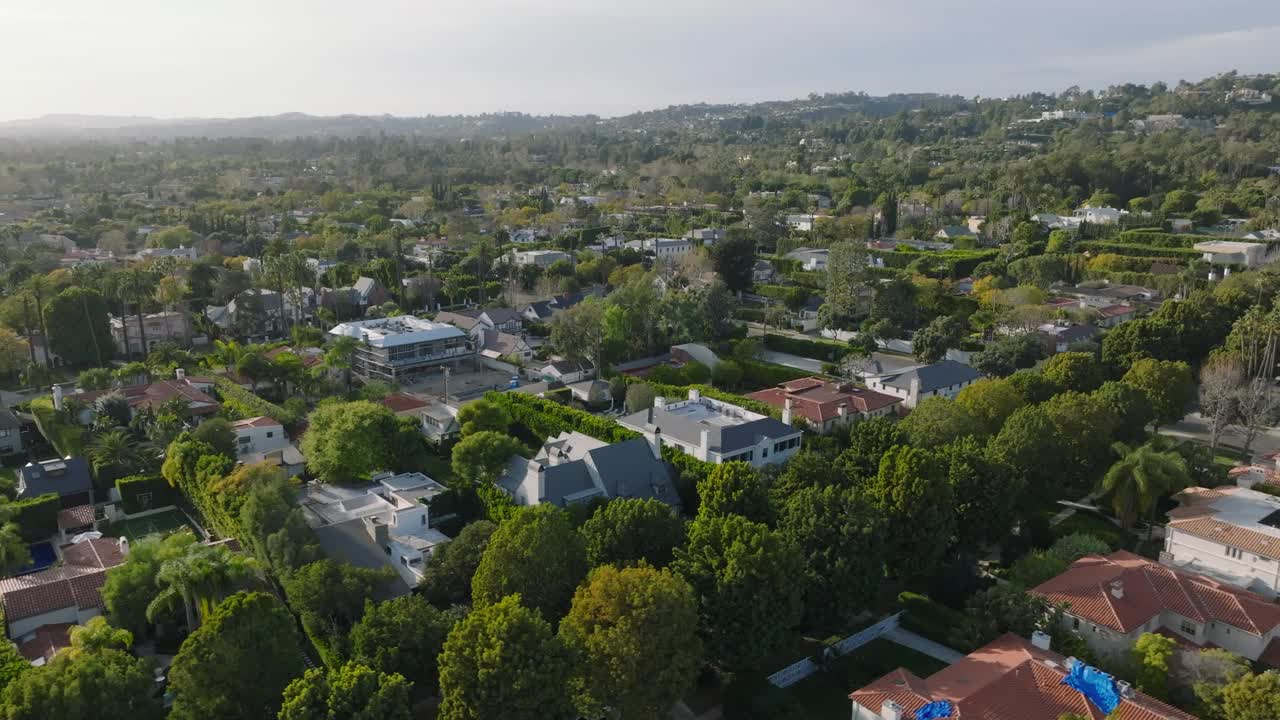 城市居住区鸟瞰图。被树木和其他绿色植物环绕的建筑，视频素材