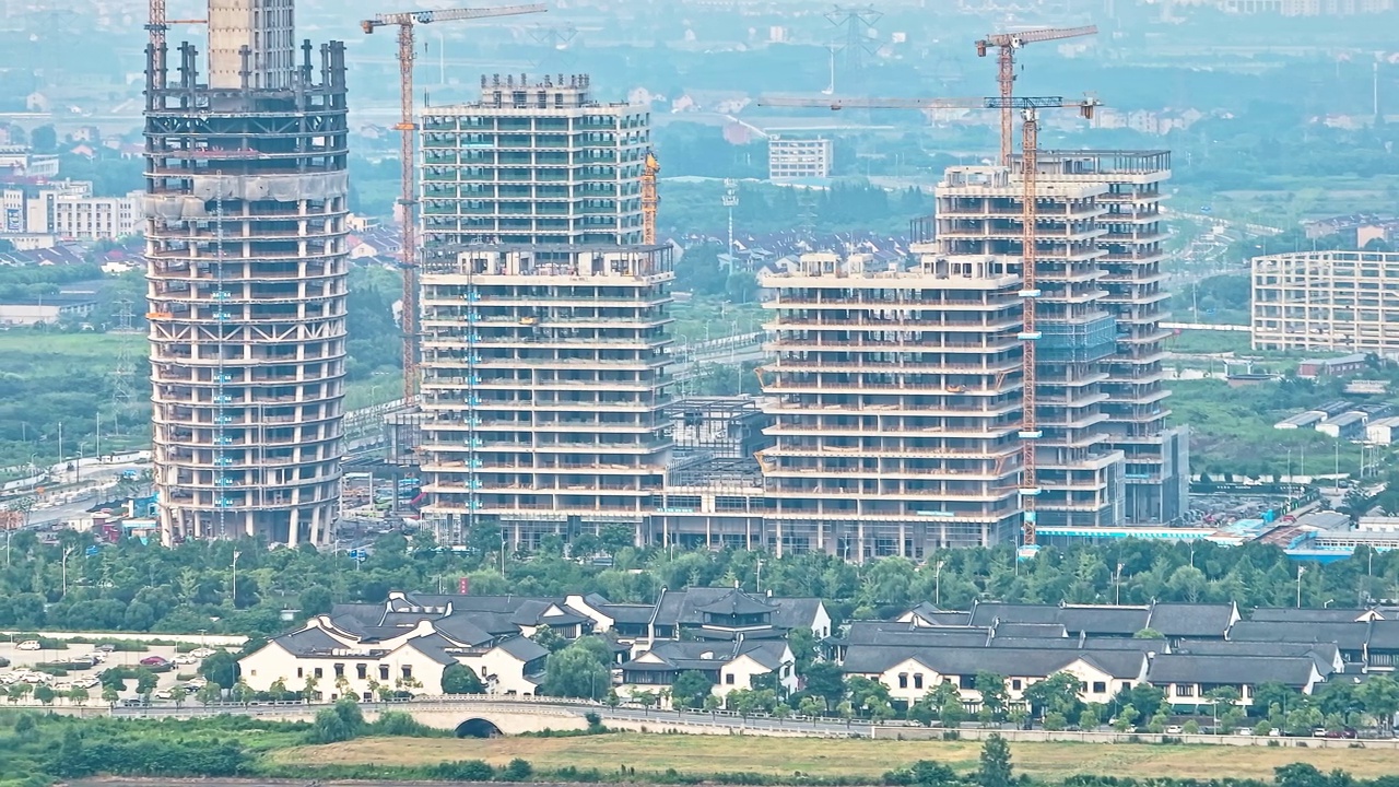 在晴朗的夏日鸟瞰城市建筑工地视频素材