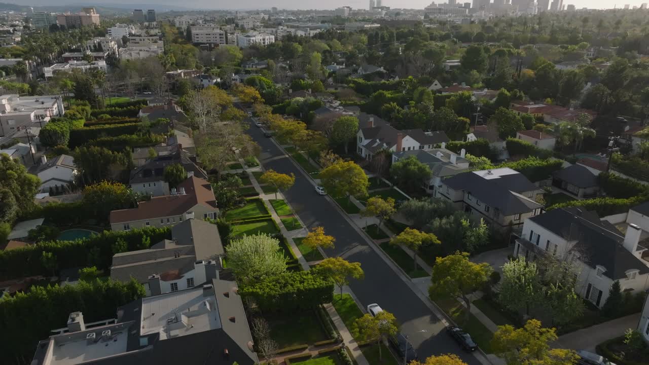 黄金时段，城市住宅区的街道和房屋的高角度景观。向上倾斜显示城市景观。视频素材