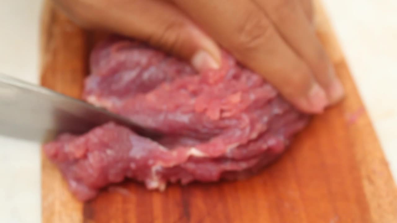 在砧板上切新鲜的红肉视频素材