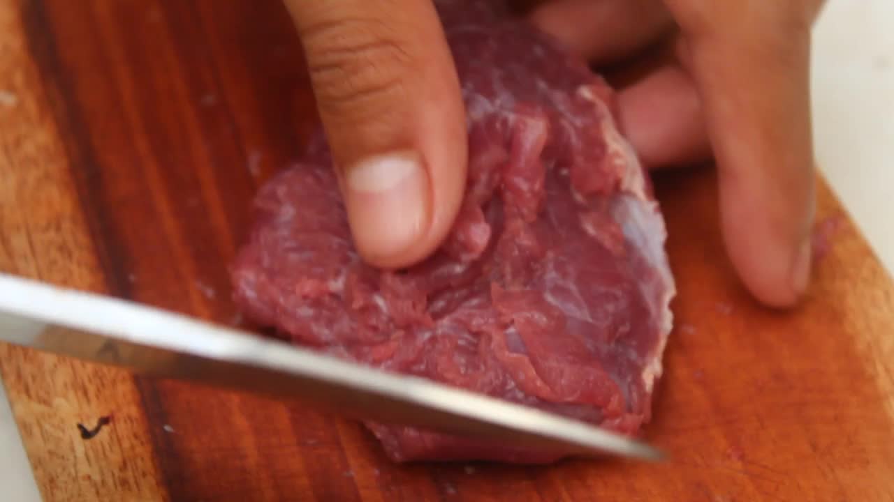 在砧板上切新鲜的红肉视频素材