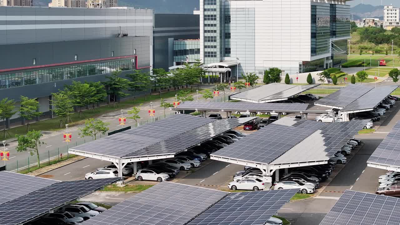 停车场的屋顶上安装了太阳能电池板视频素材