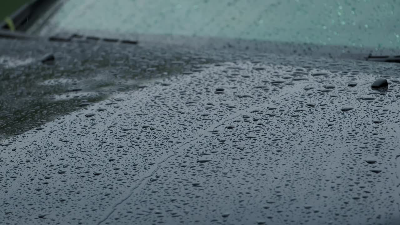 大雨的特写水滴暴雨落在车窗上视频素材