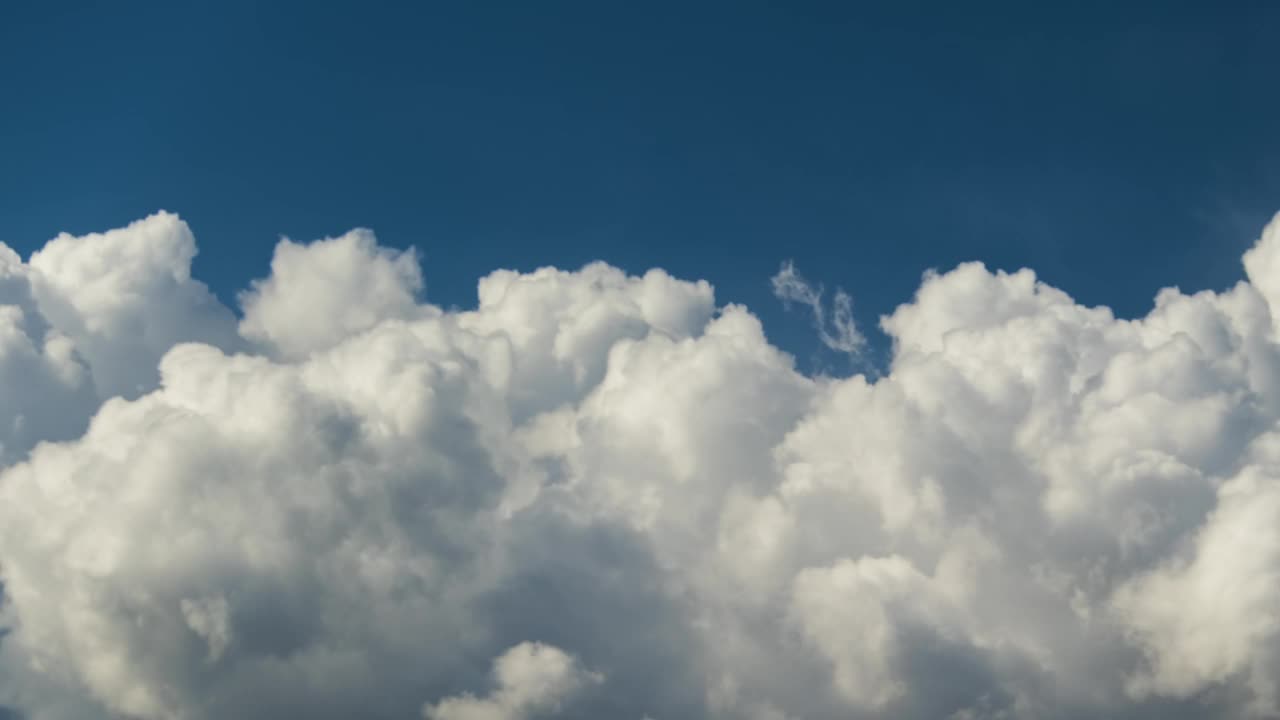 黑暗天空中雷暴前形成的暴风雨积雨云的时间变化。移动和变化的云景天气视频素材