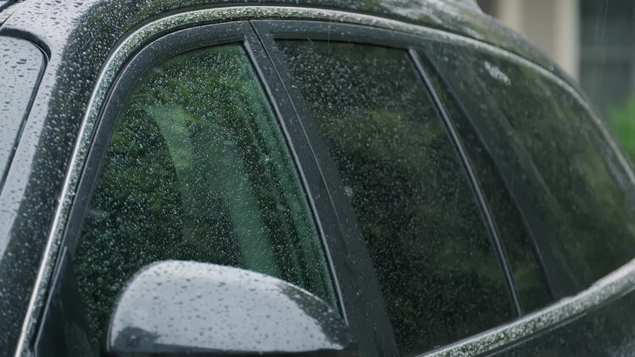 特写镜头，大雨倾盆，暴雨落在车窗上视频素材