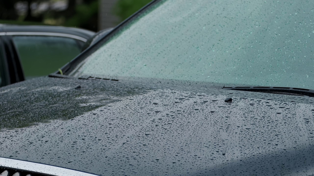 近距离观看大雨，雨水落在汽车窗户上视频素材