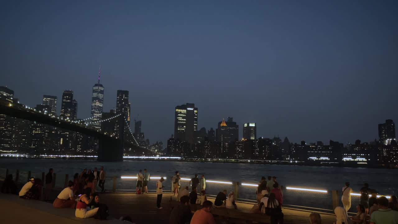 从布鲁克林的小飞象俯瞰纽约市的夜景视频素材