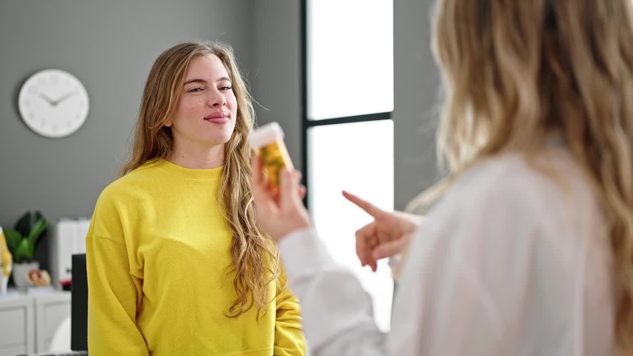 年轻的金发女医生和病人在诊所开药治疗视频素材