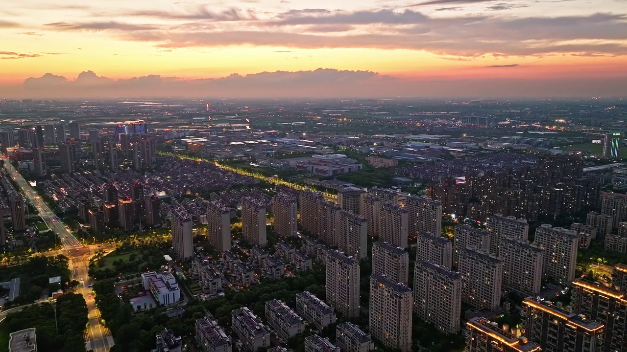 航空摄影的天空景观和城市天际线在中国日落视频素材