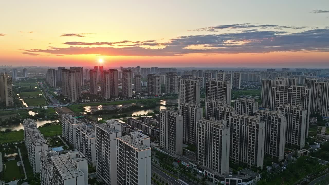 航空摄影的天空景观和城市天际线在中国日落视频素材