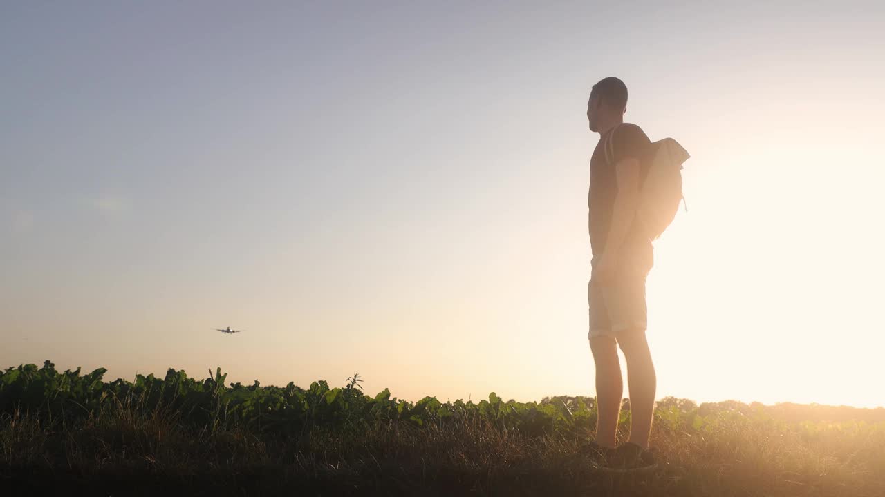 旅客仰望着降落在机场的飞机视频下载