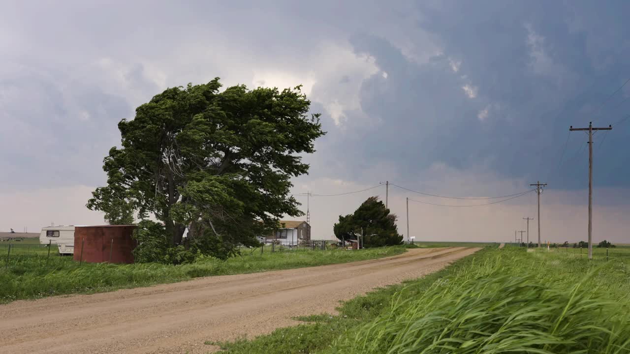 狂风暴雨冲下尘土飞扬的乡间小路视频素材