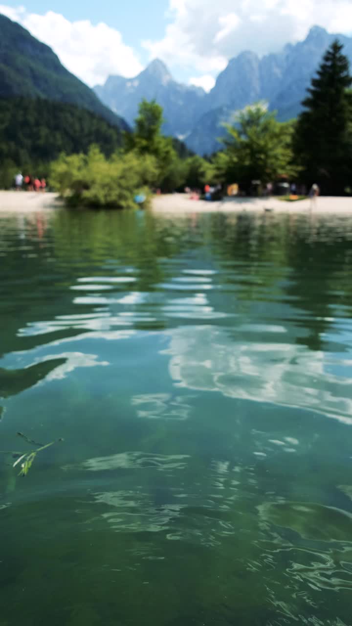 一个女人的脚在水里溅起水花。视频素材