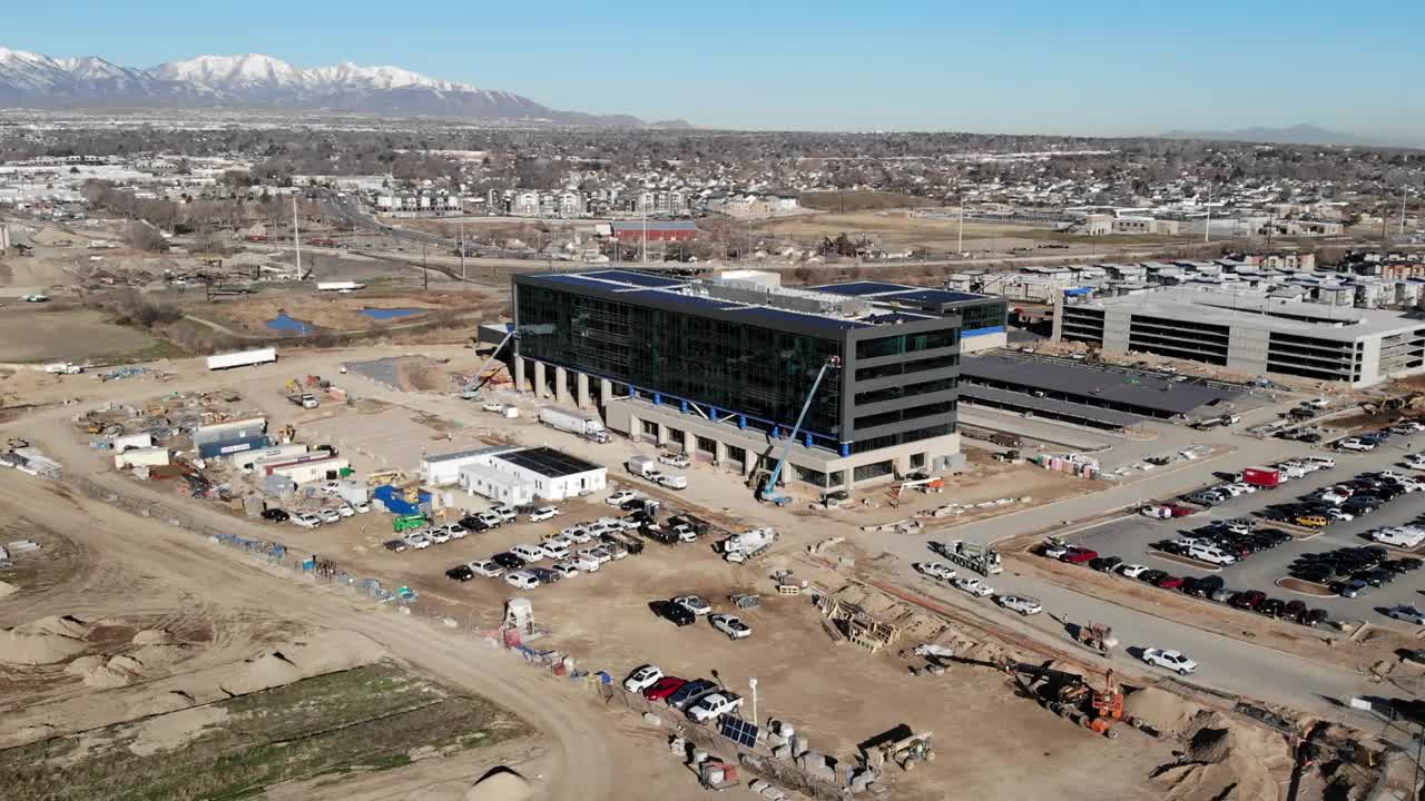 鸟瞰图显示了盐湖谷一座专业建筑的广阔建筑工地，不久将成为银行设施。视频素材