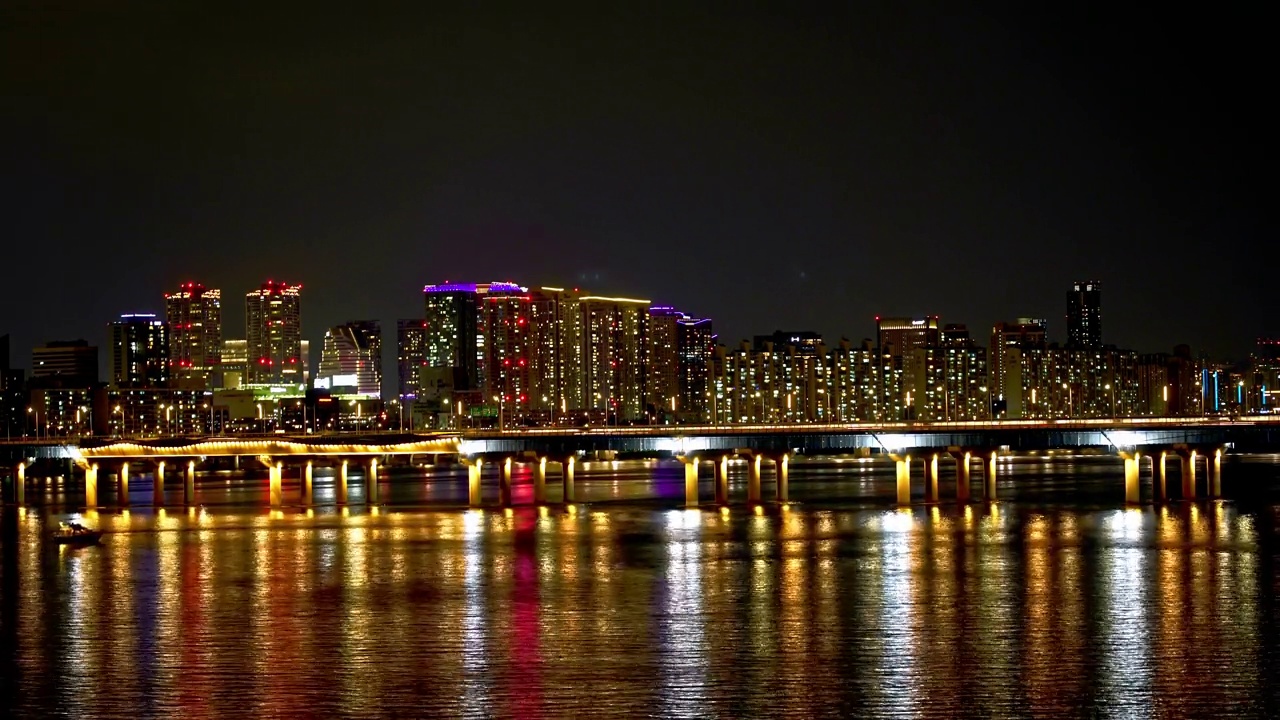 汉江和马埔代桥夜景/韩国首尔龙山区视频素材