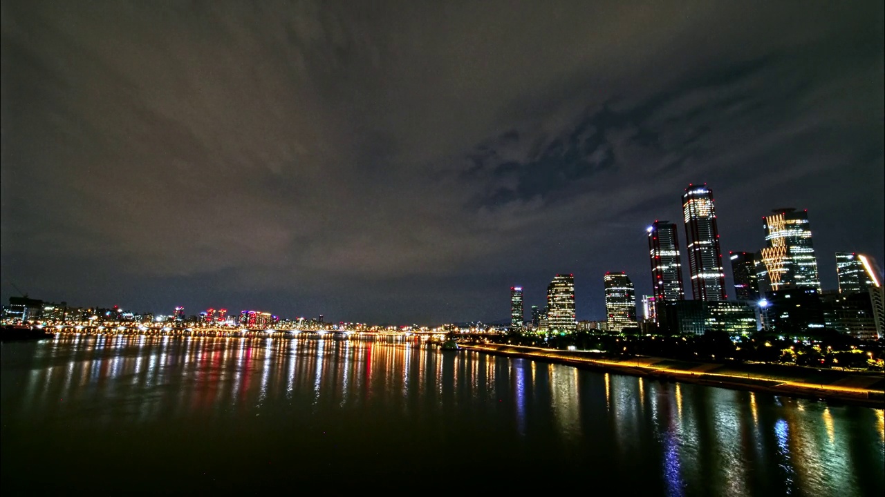 夜晚的汉江市中心、汝矣岛、汉江公园/韩国首尔永登浦区视频素材