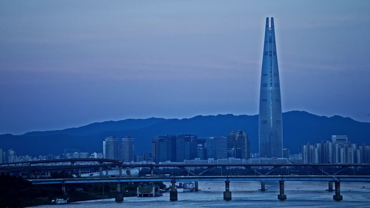 汉江、永东大桥、清潭大桥、乐天世界塔周边的市中心，夜晚的首尔天空/韩国首尔视频素材