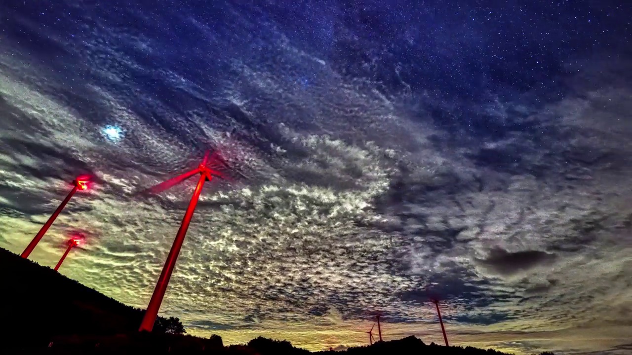 风力发电厂、风力发电机涡轮机、夜空和星系/韩国庆尚北道英阳郡视频素材