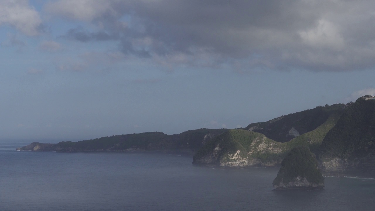 巴厘岛努沙Penida印度尼西亚-蓝色的水，山崖，巨大的海浪，强烈的潮汐击中岩石，危险而美丽的海洋视频素材