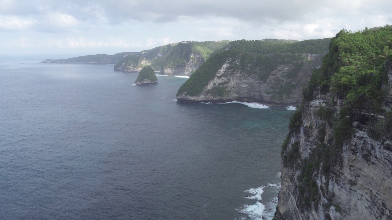 巴厘岛努沙Penida印度尼西亚-蓝色的水，山崖，巨大的海浪，强烈的潮汐击中岩石，危险而美丽的海洋视频素材