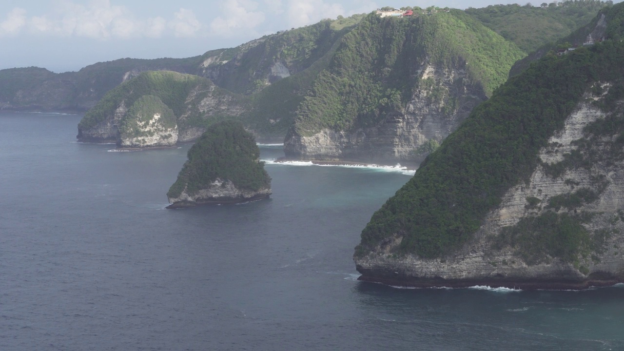 巴厘岛努沙Penida印度尼西亚-蓝色的水，山崖，巨大的海浪，强烈的潮汐击中岩石，危险而美丽的海洋视频素材